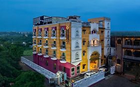 Foxoso Taj View Hotel